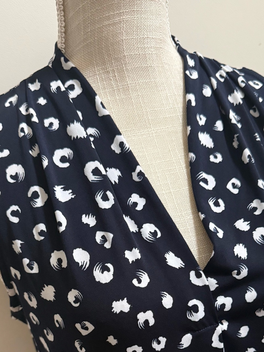 Beacon Navy and White Sleeveless V-Neck Blouse - Picture 2 of 7